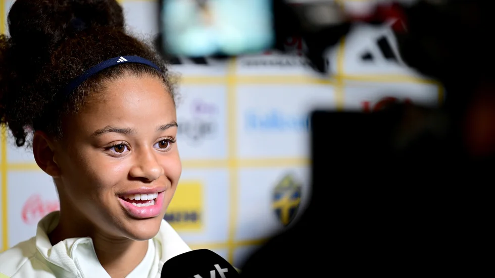 Den 17-åriga Häckenanfallaren Felicia Schröder intervjuades av journalister under damlandslagets samling i Göteborg.