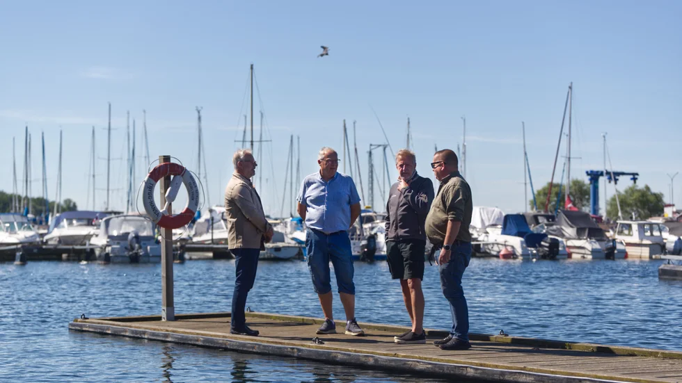 Lars Löfgren, Klas Göran Gustafsson, Benny Nilsson och Tommy Karlsson från båtklubben är arga. Men de tänker inte ge sig utan strid. Och än så länge är inte sista ordet sagt om Tegelvikens framtid. 