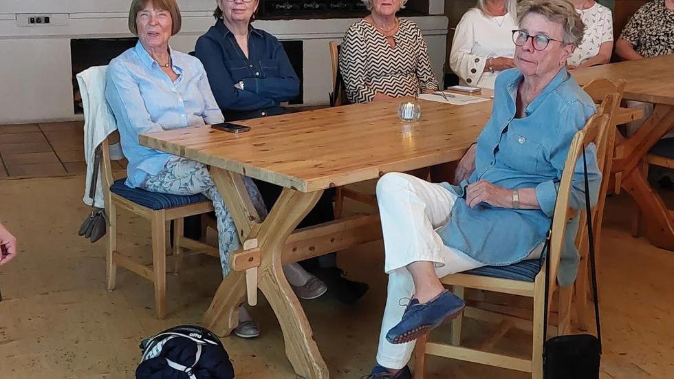 Fruntimmersföreningen hade kafferep.