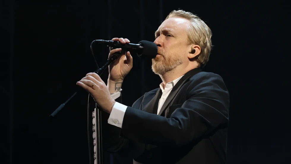 Lars Winnerbäck uppträdde i Linköping i lördags, i ösregn. När han kommer till Norrköping i höst har han tak över huvudet. 