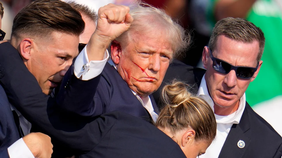Kanske var skottet i örat det sista som krävdes för att Donald Trump ska vinna presidentvalet i november. Men plötsligt ger Joe Biden upp kampen och in på scenen kommer en icke-vit kvinna, Kamala Harris, som demokratins räddare.
