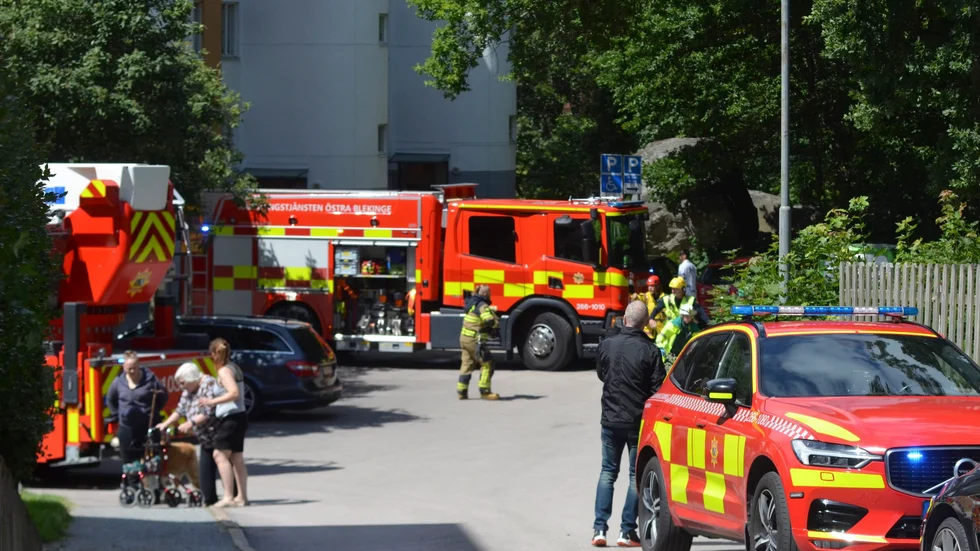 En kvinna och två barn har omkommit efter en lägenhetsbrand i Karlskrona.