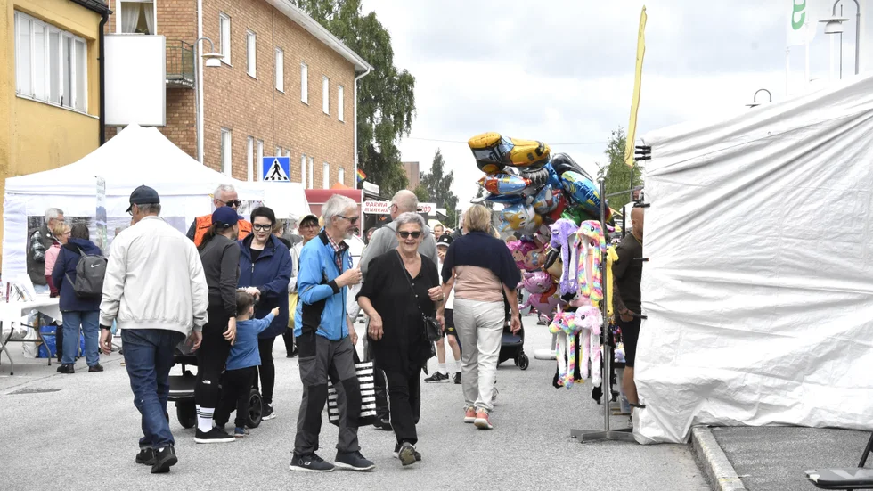 Mulet väder stoppade inte folk från att besöka Matarengi marknads gatufest.
