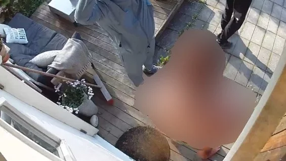 Mannens övervakningskamera fångar här ett besök från två utpressare i slutet av maj. Drygt en vecka senare, mitt i natten, greps mannen i svarta byxor i en bil utanför hemmet.