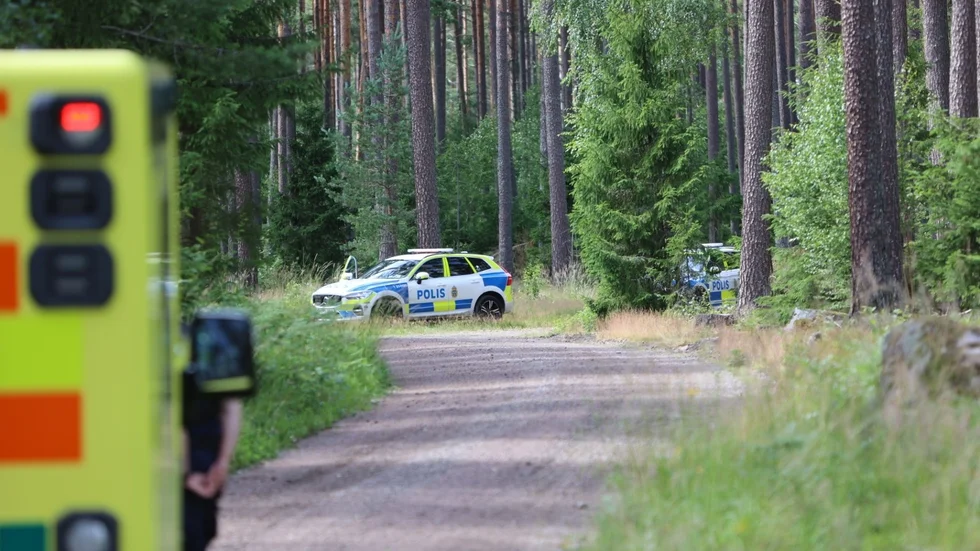 En kvinna misstänks för mordförsök då hon ska ha tänt på en bil hon satt i tillsammans med en anhörig.