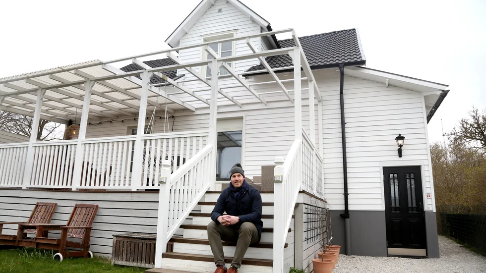 Mäklaren Nicklas Ivarsson vid ett hus som säljs av hans kollega på Lindeväg i Visby. Intresset är stort med många som vill gå på visning.