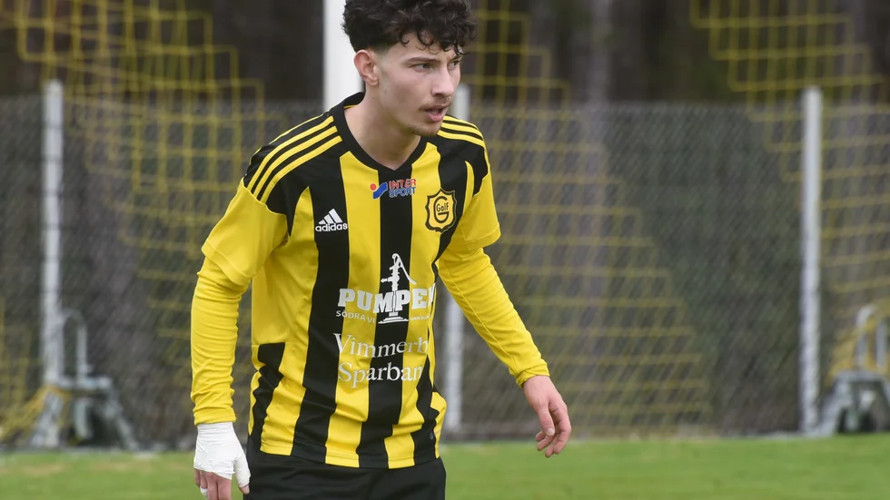 Emil Tapper fick avbryta matchen tidigt för Gullringen och fördes till sjukhus med ambulans i halvtid.