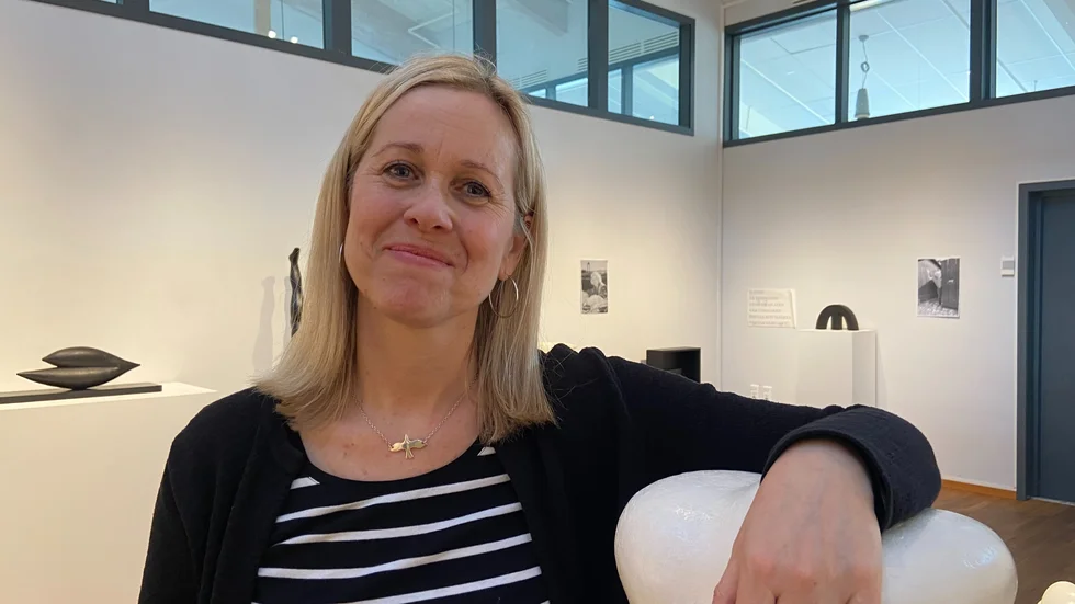 Lisa Tilahun Englund tycker att det känns fint att uppmärksamma sin pappa. Inne på Multeum håller man på med de sista förberedelserna. 