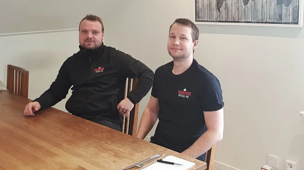 Albin Croné och Dennis Forslund har tidigare spelat fotboll tillsammans. Albin var även Dennis lärling under sin första tid som snickare. 