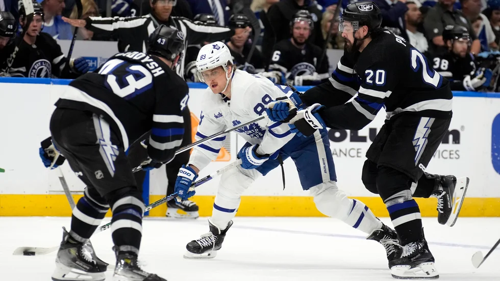 Torontosvensken William Nylander tar sig förbi Tampa Bays Nick Paul och Darren Raddysh i nattens NHL-möte.