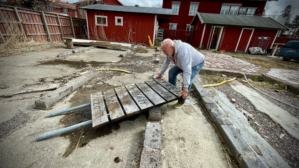 Fyrenskylten ligger kvar i spillrorna efter branden i februari 2016. Mats Surber tar tag i den och säger "Fyren ska resa sig ur askan igen" och skrattar.