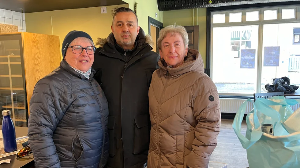 Ulla Nygren och Margit Bergman knackade på och ville se hur 
 långt de hunnit på Grekiska grill och bar, här tillsammans med Amin Harmouche. "Vi bor grannar och ser att det händer mycket här, vi längtar tills de öppnar", säger de samstämmigt.