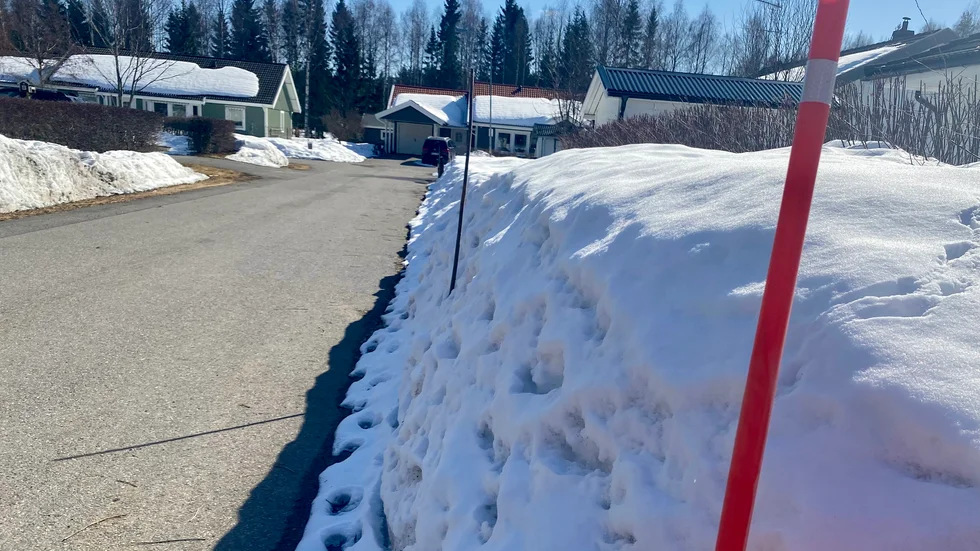 På villakvarteren är snövallarna fortfarande höga på många ställen i Piteå kommun. Som här på Furulund.