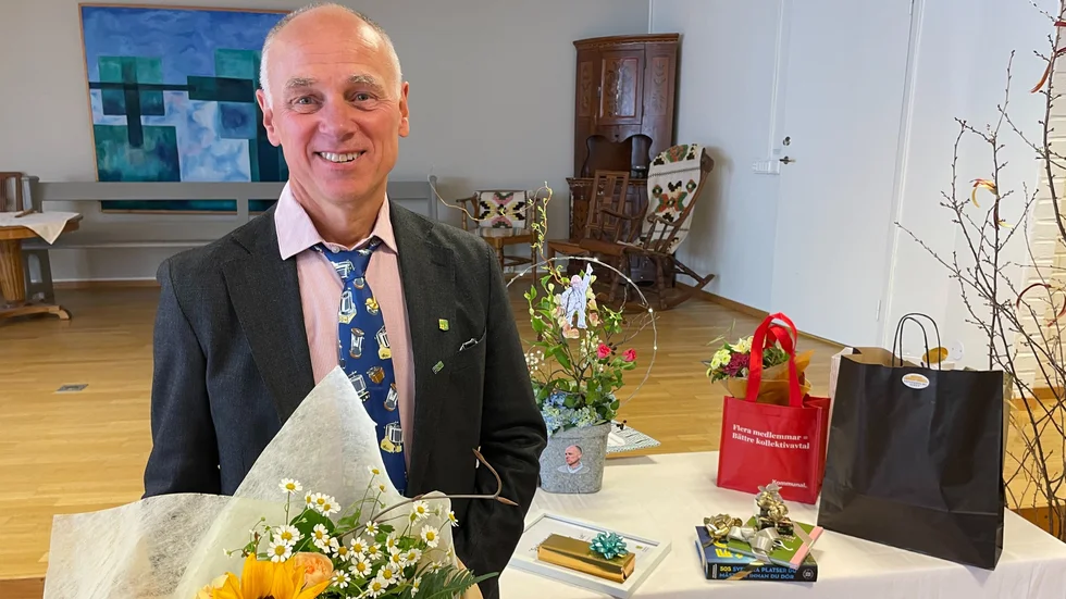 "Jag fick en massa slipsar, för under pandemin hade jag en ny slips varje dag. Det var ett sätt att komma ihåg det här med att inte ta i hand och tvätta händerna ofta", säger Dag Wallströmer om avtackningen på Humlegården i Vingåker.