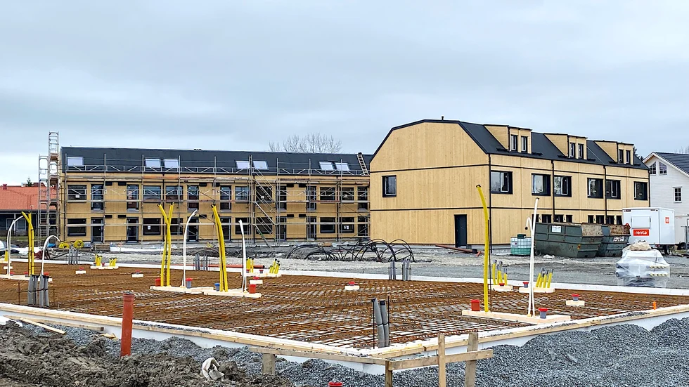 De 61 hyreslägenheterna på Åkersbergsvägen byggs i sektioner på fabrik och fraktas färdiga till byggplatsen. Därför ser det ut som om bygget står still ibland förklarar byggföretagets VD Andreas Ferm.