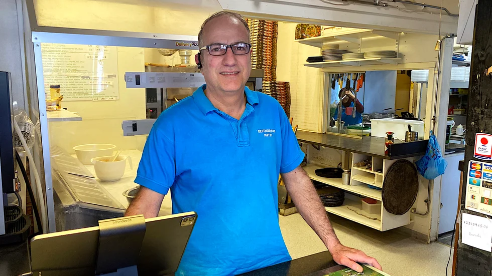 "Jag har jobbat länge inom restaurangbranschen och kan allt. Det är en speciell teknik för att göra en bra pizzadeg, det klarar inte vem som helst", säger Matin Vajdi med ett leende. Nu tvingas han dock att sälja restaurangen som han bara drivit i ett år, på grund av sjukdom i familjen.