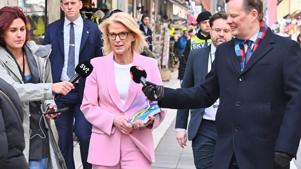 Finansminister Elisabeth Svantesson (M) går budgetpromenaden till riksdagen 15 april.
