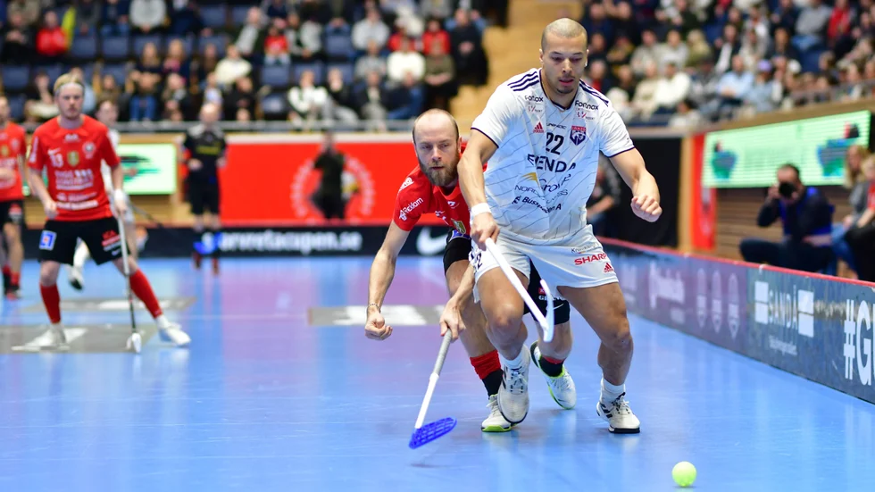 Minst men störst ändå. Rasmus Sundstedt (t v) kikar nästan fram bakom Växjös "jätte" Niklas Ramirez under semifinalen i IFU Arena.