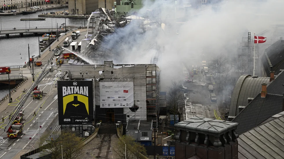 Släckningsarbetet fortgår vid Børsen i Köpenhamn på tisdagseftermiddagen. Byggnaden var under renovering inför 400-årsfirandet. Det är oklart hur branden startade.