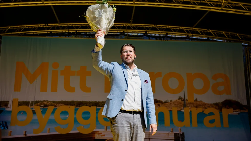 SD:s devis under Jimmie Åkessons vårtal förde tankarna till både Stefan Löfven ("Mitt Europa bygger inga murar") och Donald Trump ("Build that wall!").