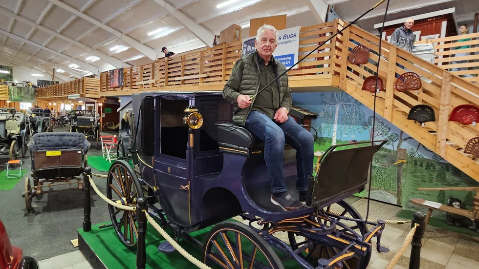 Carl Ekmans gamla vagn med Stig Andersson på kuskbocken.