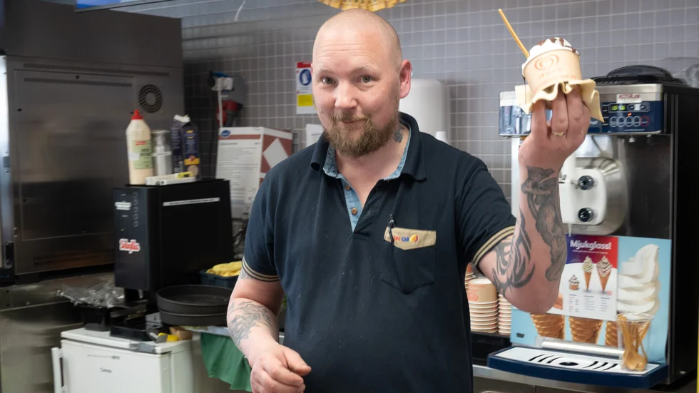 Jonas Olofsson är försäljningschef på en av Luleås bensinmackar. När det är varmt ute säljer de mellan 50 och 100 mjukglassar per dag.