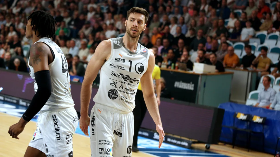 Adam Ramstedt och Dolphins gjorde ingen bra insats i den tredje SM-finalen, samtidigt som Borås hittade det flyt som man inte hade i någon match i Norrköping. 