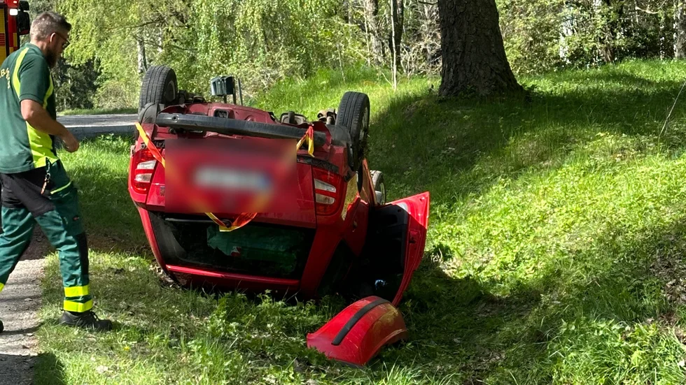 Bil körde in i ett träd och voltade.
