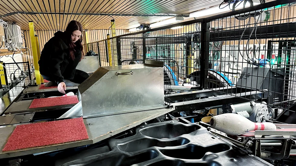 Vid tekniska problem som får spelet att stanna av, klättrar Sandra Feldt in i maskinrummet och kollar vad som behöver fixas.Maskinerna servas varannan månad av Sandras farbror.