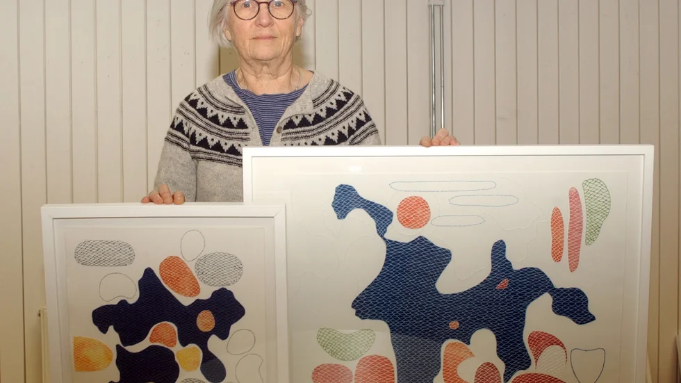 Textilkonstnärinnan Karin Lundström, Umeå, (men med rötter i Glommersträsk) visar upp två av de konstverk med inspiration från dödisområdet Tjärnheden söder om Abborrträsk som ingår i hennes utställning i Arvidsjaur just nu.