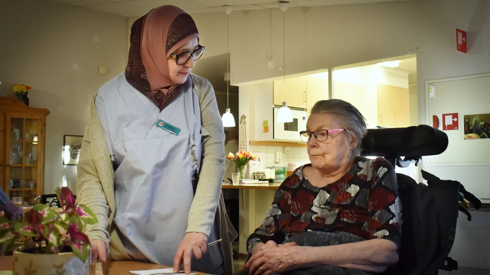 ”Vi är som en familj”, säger Larisa Dasaeva, undersköterska. Här tillsammans med Annie Lindgren som bor på Linagården.