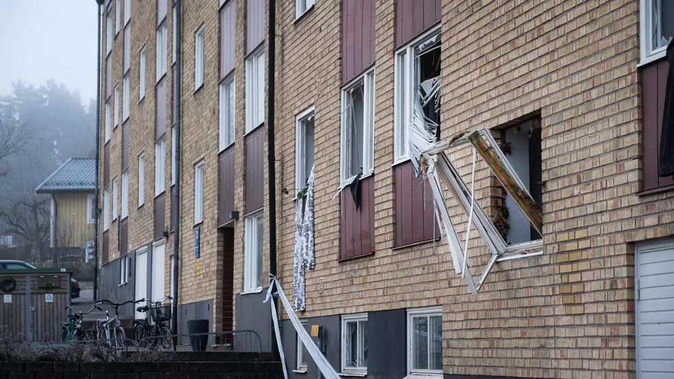 Tolv fönster blåstes ut och delar hamnade på andra sidan gatan.