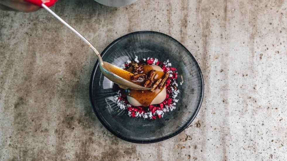 Fryst mjölkchokladmousse med brynt smör, lönnsirap och pekannötter.