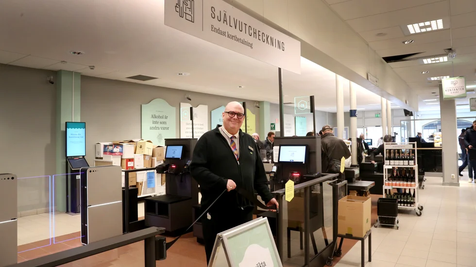 Självutcheckning på Systembolagets Visbybutik tror chefen Jesper Lagerberg kommer att underlätta för kunderna. Minskade köer och bättre service i butiken är målet.