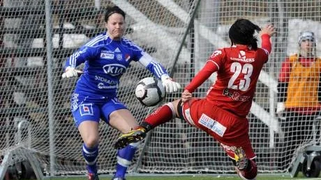 nära. June Pedersen har ett                                     bra målsinne men i går fick hon agera framspelare i stället. Hon slog inlägget som Erika Karlsson nickade in.Foto: Andreas Wälitalo