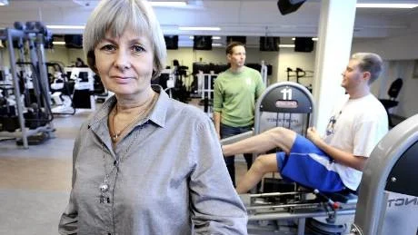 SÄLJER SITT LIVSVERK. Patienterna kommer att gynnas av den här affären, säger Britta Stoltz-Lundström som säljer sitt Helex till Hermelinen. I bakgrunden basketspelaren Johan Åkesson och sjukgymnasten Lars Lundgren.