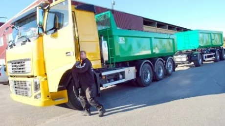 60 TON. Maxlasten på den här splitternya grusbilen är 60 ton. Med dubbla släp av större storlek nås 170 ton - om dispens ges, vill säga.FOTO: GÖRAN LAHTI