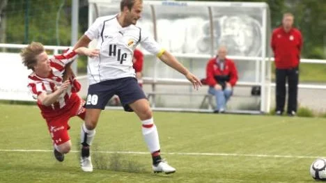 Hemmingsmark var betydligt starkare än Piteå 2 och vann med 5-0. Här håller Hemmingsmarks tvåmålsskytt Erik Viklund (i vit tröja) undan för Anton From i Piteå 2.
