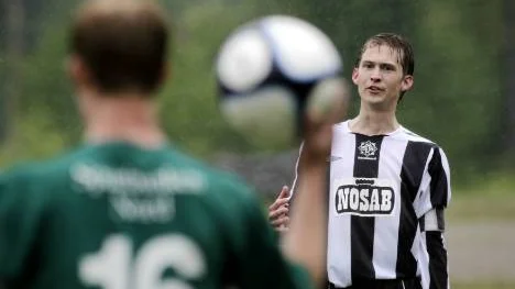 Fredrik Berggren, Munksund/Skuthamn, kan konstatera att Älvsbyn var laget som mest hade hand om bollen - här genom Anders Sundman som bland annat prickade in en straff.