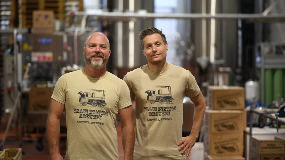 Colin Nordström och Simon Vikström, Train station brewery i Knivsta, är glada i dag när de fått en stor order på gin.