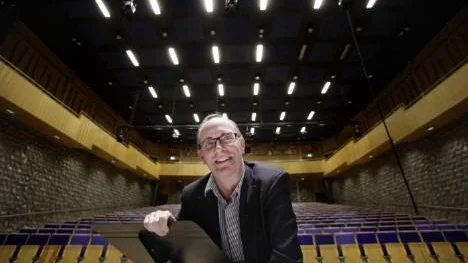 "Att en kör ger ut en hel samlingsbox händer mycket sällan, eftersom det är dyrt och innebär mycket arbete med många människor inblandade. Sångarna i vokalensemblen kommer dessutom från olika delar av landet och från norra Finland", säger Erik Westberg, som gillar Piteås nya skivinspelningsstudio - Acusticums stora konsertsal - skarpt.