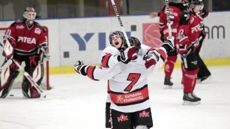 Jubel i Haparanda efter ännu en seger mot Piteå Hockey. Asplöven vände 0-2 till 5-2 mot Piteå som inledde helt suveränt men avslutade väldigt svagt.