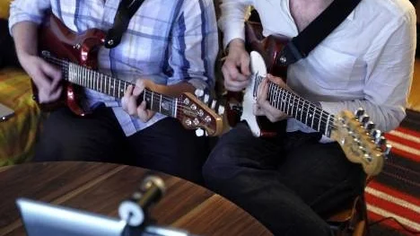 Per Fransson (till vänster) och Jonas Strandgård undervisar sina gitarrelever via internet. Vad som från början var en del i ett forskningsprojekt har nu utvecklats till ett eget företag.
