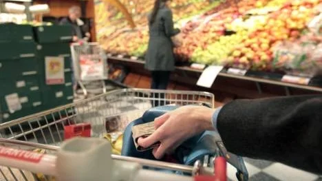 Två personer greps av Pitepolisen på onsdagen, misstänkta för två fall av plånboksstölder i butik. Polisen vill nu uppmana allmänheten till försiktighet - lämna aldrig handväska och liknande utan tillsyn. (Personerna på bilden har inget samband med texten).