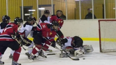 Sista spiken i kistan. Tim Andersson slår in MG/Arvidsjaur Hockeys 7-3-mål i tisdagskvällens match mot Norsjö.