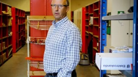 Enligt vd Anders Nilsson är det ohållbart att kommunens inköpsansvar skall bedrivas som ideellt övertidsarbete på Älvsbyns Fastigheter AB. Han håller med revisorerna i deras kritik och ser att inköpen skulle göras bättre och lönsammare om en person skötte alla inköp.