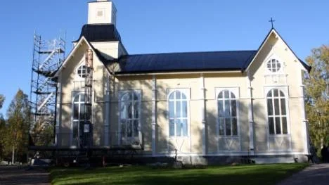 Långträsks kyrka har fått ett nytt yttertak, välbehövligt då det förra plåttaket var i mycket dåligt skick.