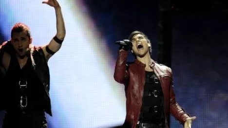 Eric Saade tävlar för Sverige med "Popular" som har startnummer sju i Düsseldorf i kväll.