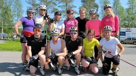 Deltagarna vid Piteå Elits upptaktsträff, där även sex juniorer från Strömnäs GIF fick vara med. Övre raden, från vänster: Anna Simberg, David Hedlund, Mia Eriksson, Emma Sjölander, Strömnäs, Johan Westerlund, Maria Sundström, Strömnäs och Jennie Öberg. Knästående, från vänster: Martin Bergström, Strömnäs, Karl Edenroth, do, Adrian Bergström, do, Sofia Henriksson, do samt Magdalena Pajala.