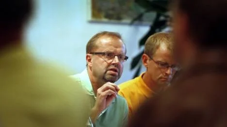 Stefan Tornberg (C) och Jens Sundström (FP) tycker inte att patienter ska behöva betala p-avgift. (Arkivbild)